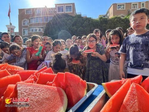 趣味吃瓜比赛儿童,儿童欢乐盛宴，瓜果飘香笑翻天