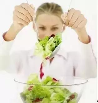 大妈吃瓜图片图文,揭秘街头热议瞬间