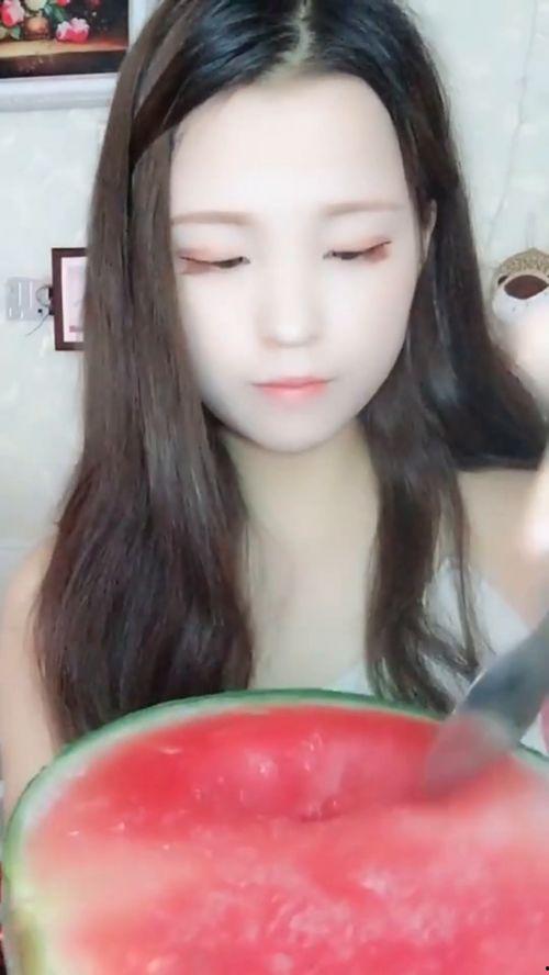 小姐姐吃瓜不停,小姐姐吃瓜不停，揭秘娱乐圈幕后故事