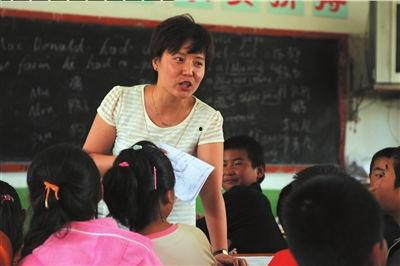 支教老师吃瓜,感受乡村田园生活