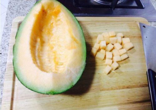 吃哈密瓜削皮视频,视频教学让你成为水果达人